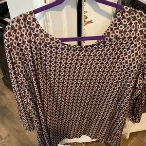 Rust red, white and black flowing shorter-length tunic. Size 3x